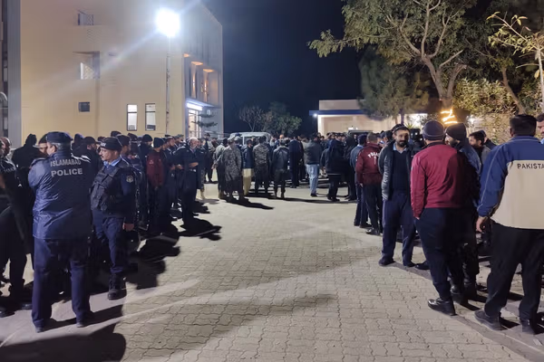 ۲زره کسیزې قطعې په اسلاماباد او پنځو ولسوالیو کې د غیرقانوني افغانانو نیول پيل کړي