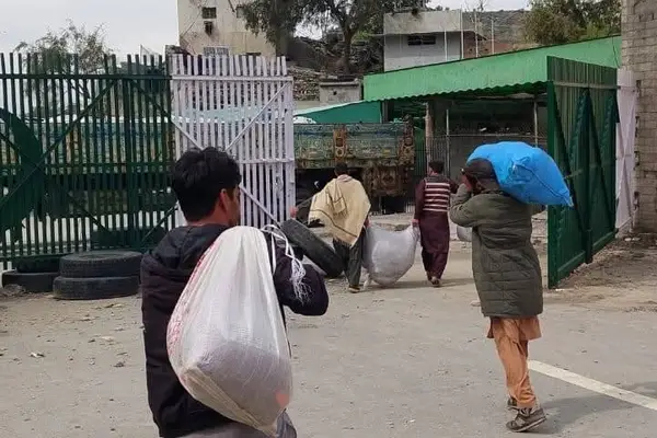 پاکستان گروهی از مهاجران افغان را از گذرگاه تورخم اخراج کرد