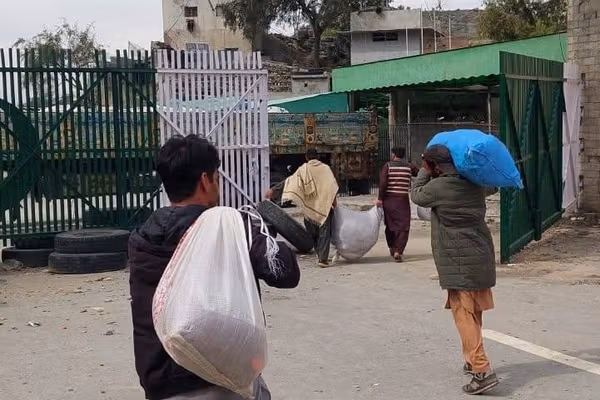 پاکستان گروهی از مهاجران افغان را از گذرگاه تورخم اخراج کرد