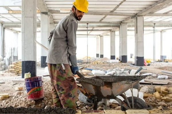 ایراني چارواکي: له ایران نه د ۱.۶ مېلیونه بېاسناده کډوالو اېستلو د کار بازار اغېزمن کړی