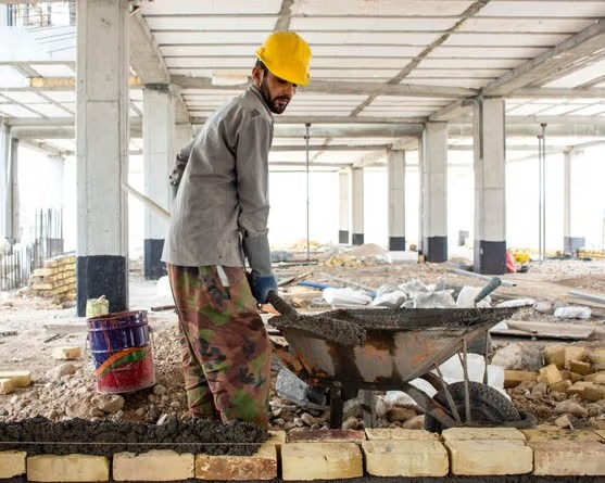 ایراني چارواکي: له ایران نه د ۱.۶ مېلیونه بېاسناده کډوالو اېستلو د کار بازار اغېزمن کړی