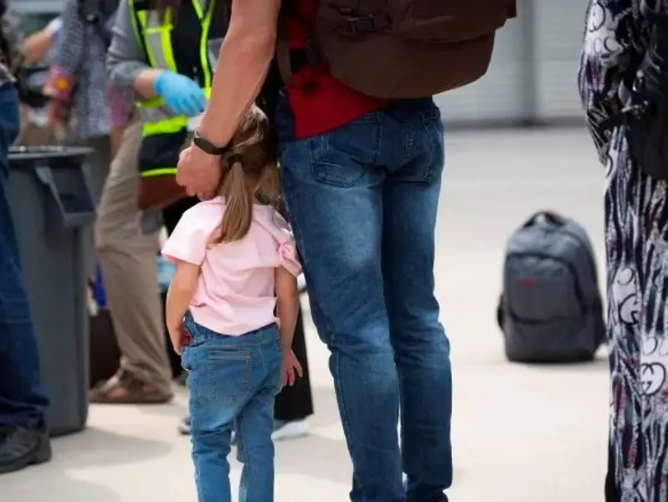 پاکستان له دغه هيواده د وتلو پر مهال د بې اسناده افغان کډوالو لپاره جریمه کمه کړه