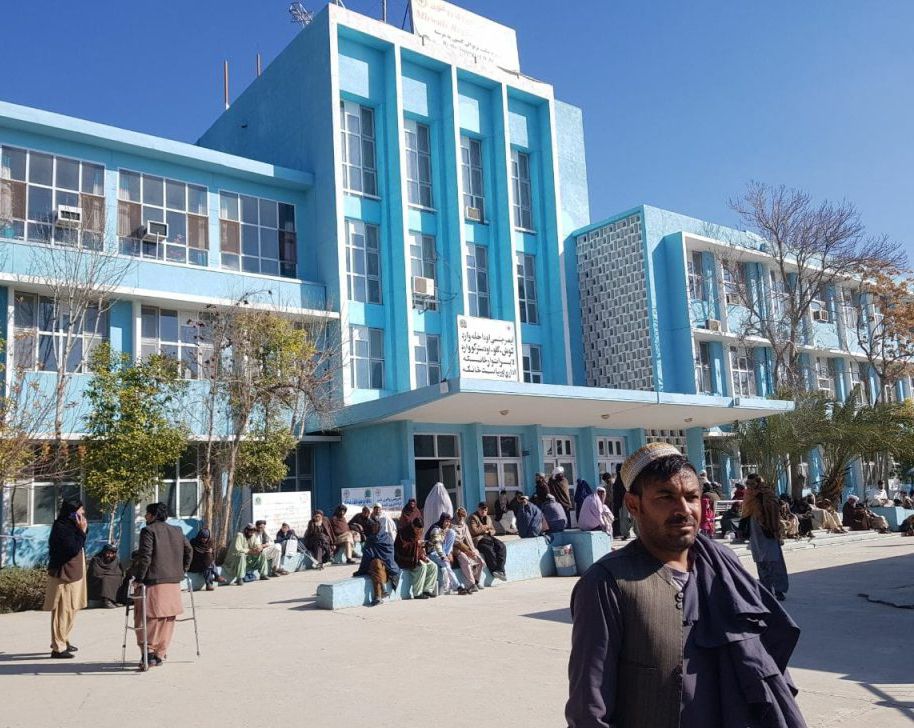 د کندهار میرویس روغتون کې د ډاکټرانو او درملو له کمښت شکایت