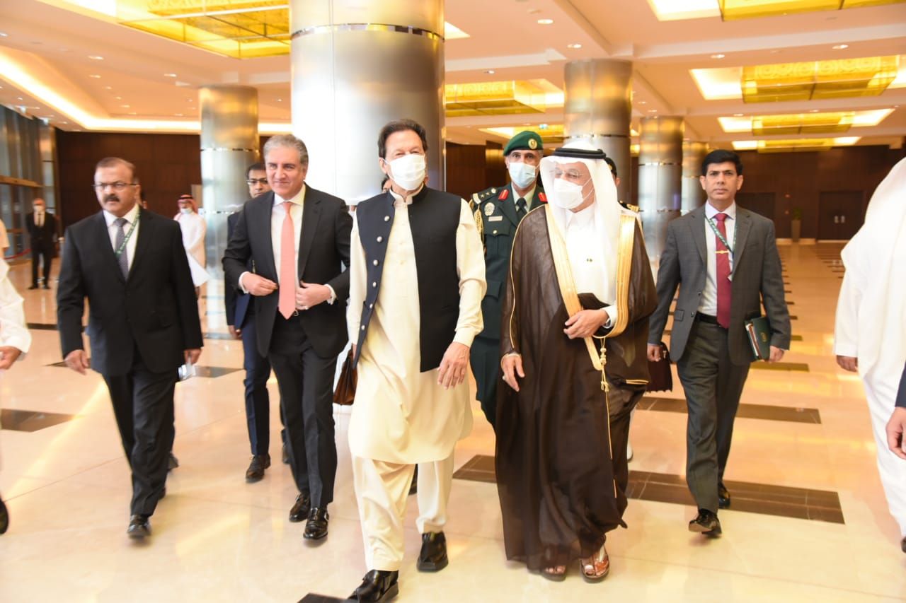 عمران خان: منابع مالی مسدودشده افغانستان آزاد شود