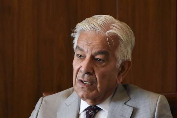 وزير الدفاع الباكستاني: مستعدون لمواجهة الهند وطالبان الأفغان في آن واحد