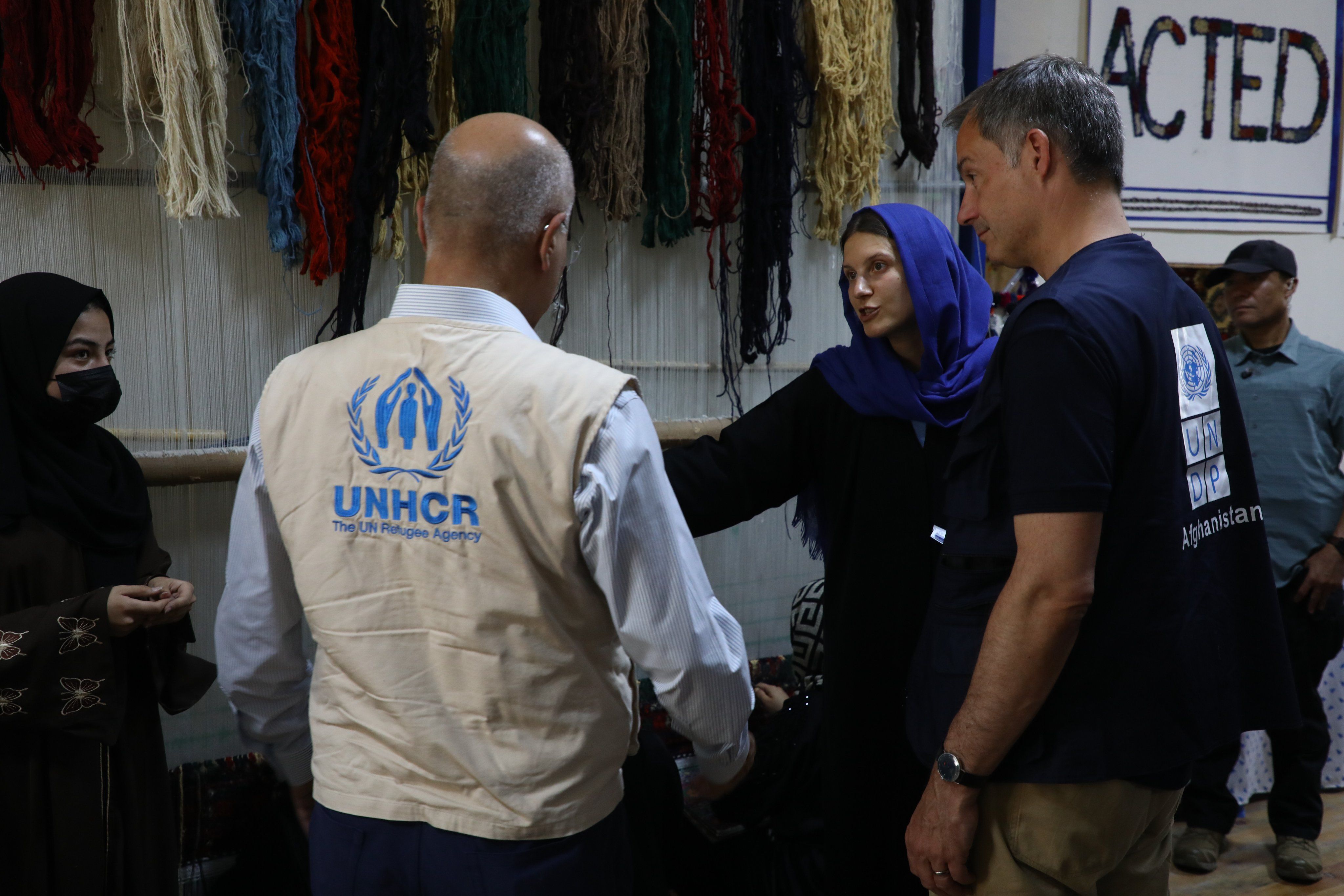  د ملګرو ملتونو  چارواکو په مزارشریف کې له راستنو شویو ښځو او بې‌ځایه شویو سره لیدلي