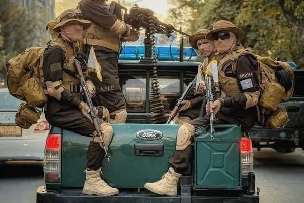 باکستان تقصف وحدة النخبة التابعة لزعيم طالبان والمكوّنة من سبعة آلاف عنصر