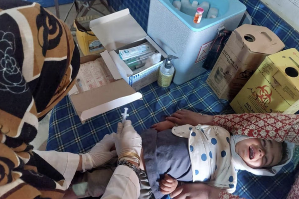 منظمة الصحة العالمية: بعض أطفال المهاجرين العائدين لم يتلقوا أي لقاحات