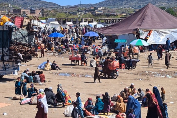 د طالبانو سفیر د خیبر پښتونخوا له اعلی وزیر سره د افغان کډوالو پر وضعیت غږېدلی