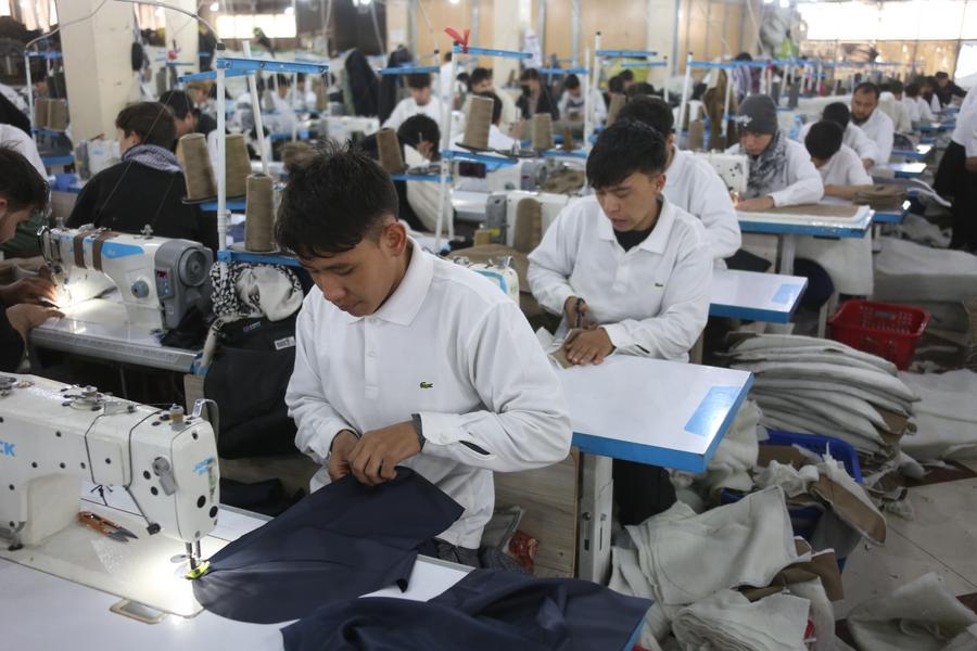 کابل کې د ټوکرانو په یوه فابریکه کې د ۱۲۰ ښځو په ګډون دوه زره تنه په کار بوخت دي