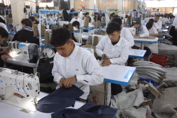 کابل کې د ټوکرانو په یوه فابریکه کې د ۱۲۰ ښځو په ګډون دوه زره تنه په کار بوخت دي