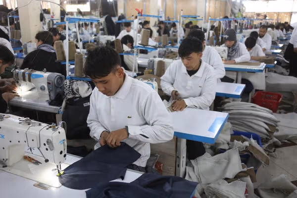 کابل کې د ټوکرانو په یوه فابریکه کې د ۱۲۰ ښځو په ګډون دوه زره تنه په کار بوخت دي