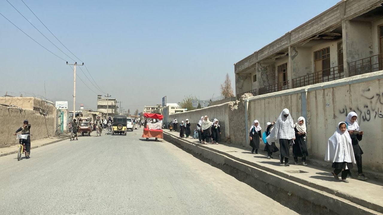 په ګرمسیر ولایتونو کې د نوي ښوونیز کال پیل؛ نجونې د زده‌کړو پر بندیز خواشینې دي