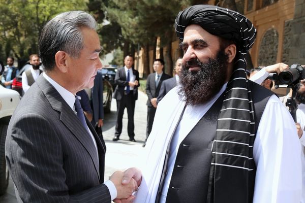 د پاکستان او چین د بهرنیو چارو وزیران په درې اړخیزه غونډه کې د ګډون لپاره کابل ته رسېدلي