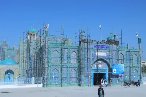 طالبان وایي، په بلخ کې د روضې ودانۍ د زیانمن شویو برخو د بیارغونې چارې پیل شوې دي