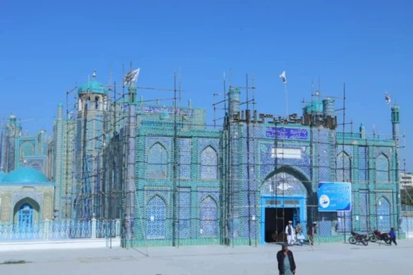 طالبان وایي، په بلخ کې د روضې ودانۍ د زیانمن شویو برخو د بیارغونې چارې پیل شوې دي