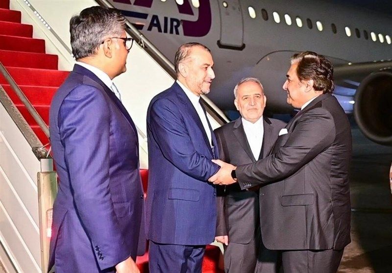 وزیر خارجه جمهوری اسلامی ایران در صدر یک هیئت بلندپایه سیاسی، نظامی به پاکستان رفت