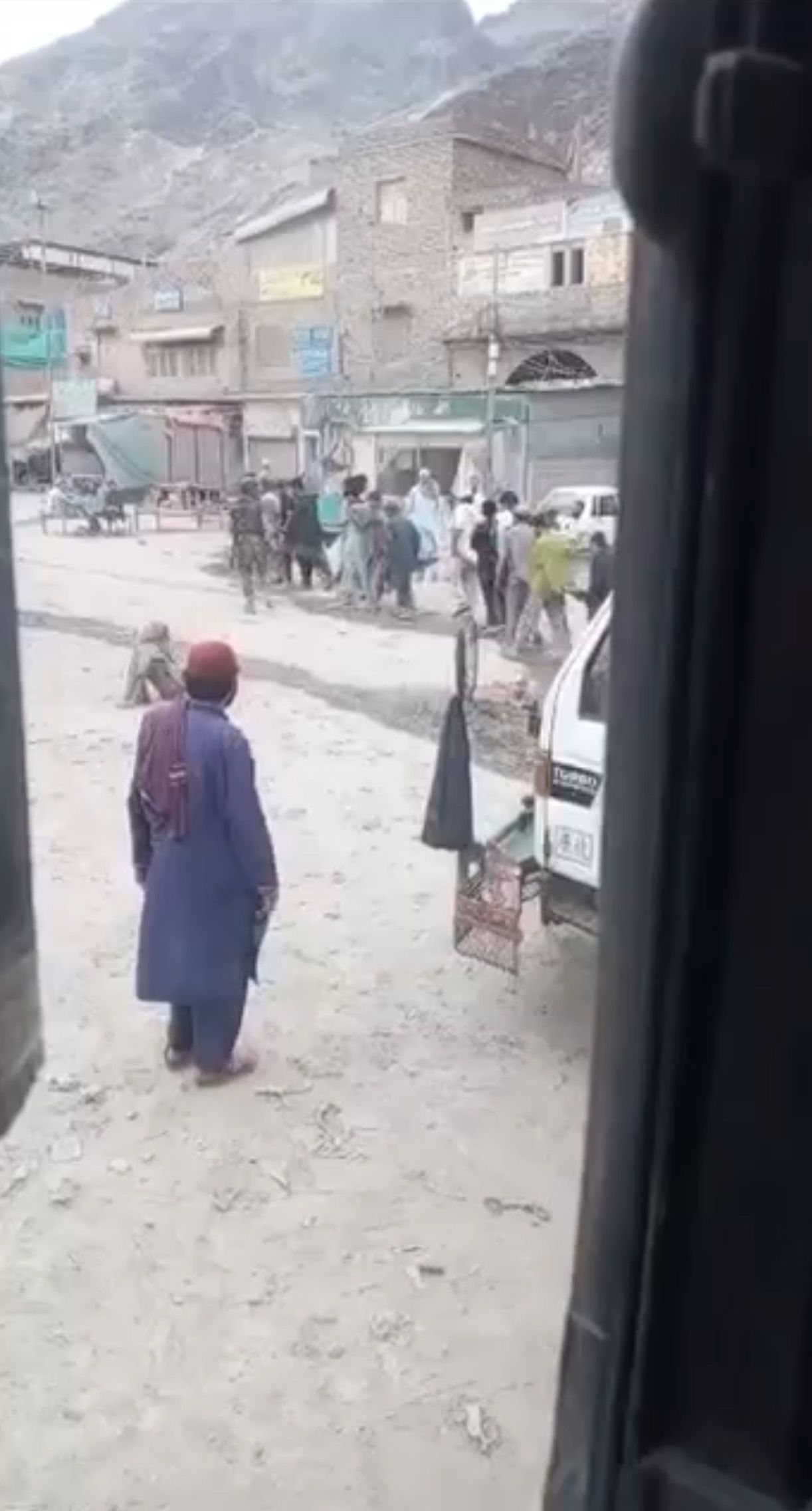 پس از 'بازداشت حدود ۲۰۰ افغان' در عملیات نیروهای امنیتی پاکستان، گذرگاه تورخم بازگشایی شد