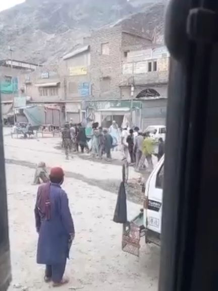 پس از 'بازداشت حدود ۲۰۰ افغان' در عملیات نیروهای امنیتی پاکستان، گذرگاه تورخم بازگشایی شد