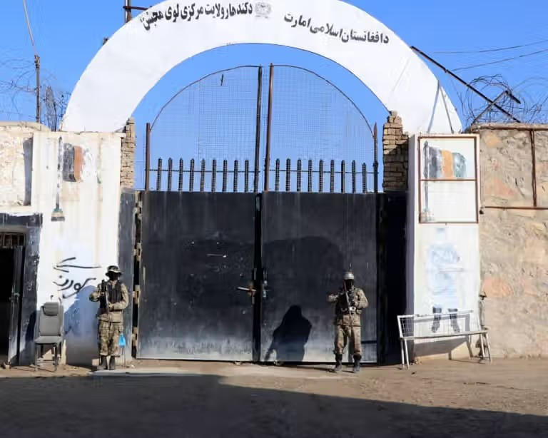 مواطن يقضي ثلاثة أعوام في سجون طالبان بسبب تعليق على فيسبوك