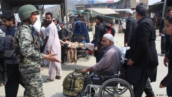 تورخم کې د ټوکنونو بندېدل؛ سلګونه ناروغان د ټوکن اخیستو لپاره په تمه دي