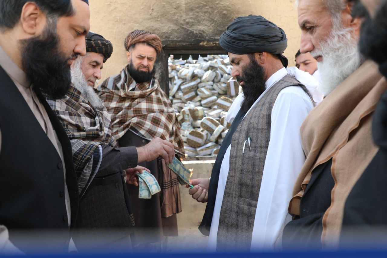طالبانو د څه باندې ۴۰۵ میلیونه افغانیو په ارزښت زاړه بانک‌‌ نوټونه وسوځول