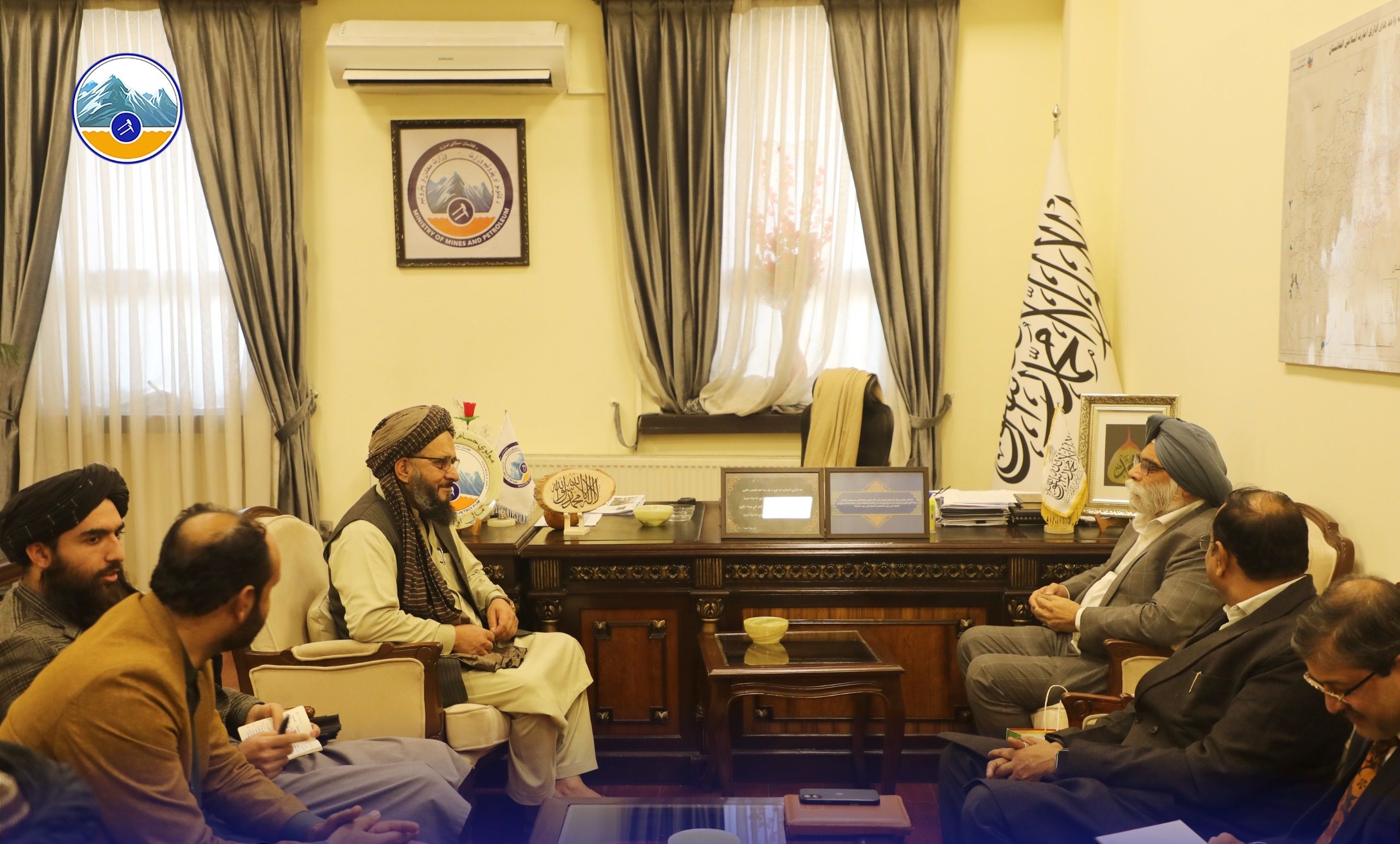 هندي پانګه‌والو د افغانستان په کانونو کې د پانګونې په تړاو له طالبانو سره خبرې کړې دي