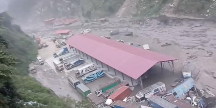 رانش زمین و سیل جان ۶۳ نفر را در نپال و هند گرفت