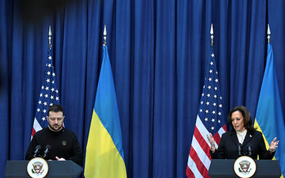 د امریکا د ولسمشر مرستیالې د اوکراین سره د یونیم ملیارد ډالرو مرستې اعلان وکړ