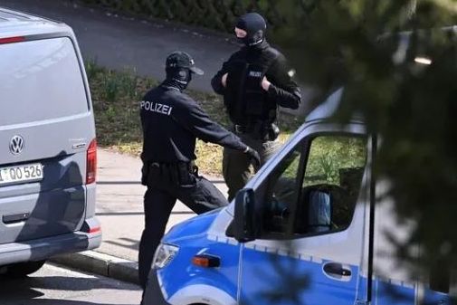 مردی در شرق آلمان زنی را در تراموا به آتش کشید و فرار کرد