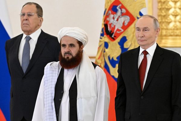 په مسکو کې د طالبانو سفیر له پوتین نه د باورلیک منلو له امله مننه کړې