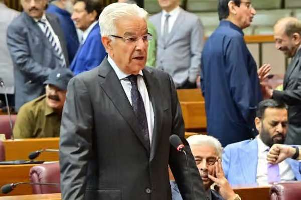 وزیر دفاع پاکستان: وزیر اعلی خیبرپختونخوا از فردی در افغانستان دستور میگرفت