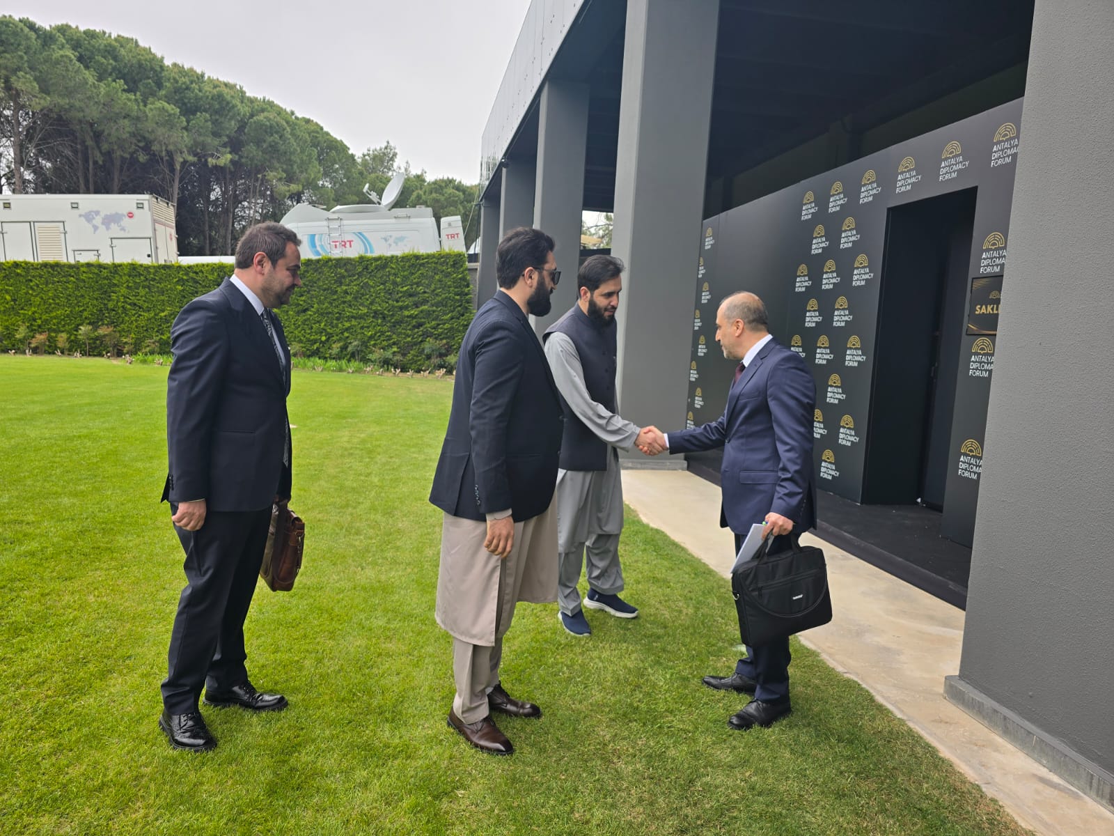 مقامات طالبان در کنفرانس آنتالیا «کلاه و لنگی» را از سر برداشتند