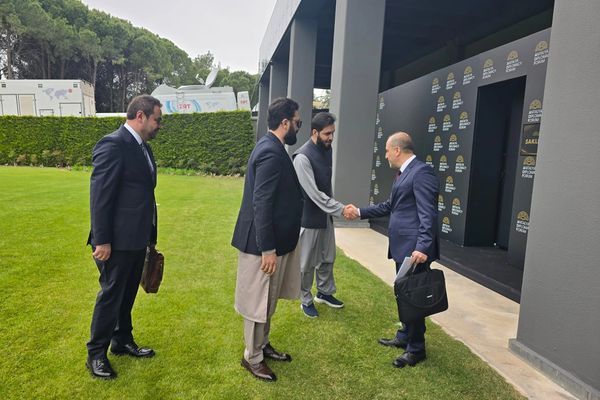 طالب چارواکو د انتالیا کنفرانس په ځینو ناستو کې له خولۍ او پګړۍ پرته کډون وکړ