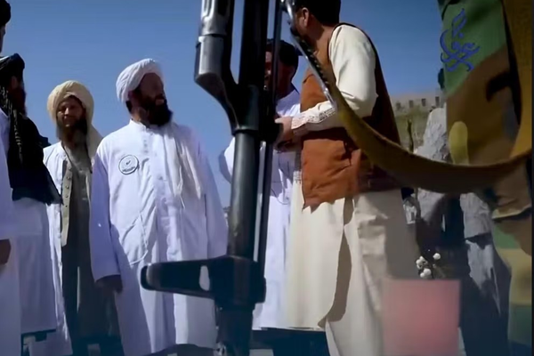 بعد اعتقال النساء.. طالبان تبدأ اعتقال رجال في هرات بسبب حلق اللحية