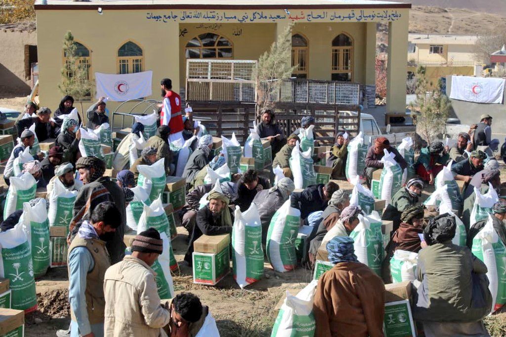 طالبانو په بلخ کې پر ۵۰۰ زلزله ځپلو کورنیو خوراکي توکي وېشلي