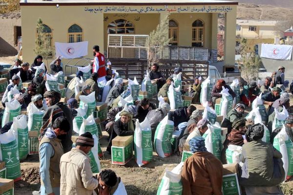 طالبانو په بلخ کې پر ۵۰۰ زلزله ځپلو کورنیو خوراکي توکي وېشلي