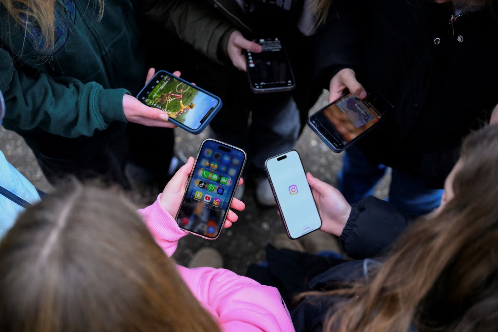 یونسکو: بیش از نصف کشورهای جهان استفاده از موبایل را برای دانش‌آموزان منع کرده‌اند