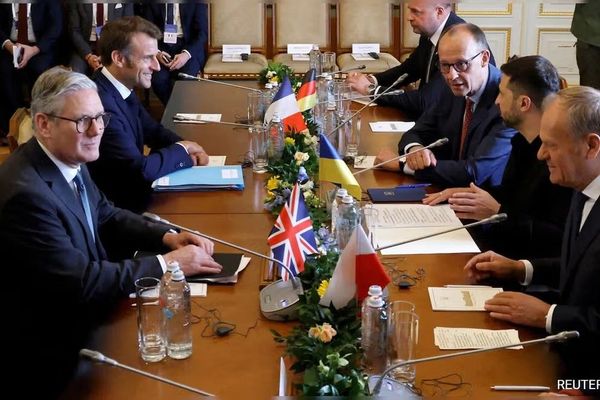 زلنسکی با رهبران اروپا و بریتانیا در لندن درباره پایان جنگ اوکراین گفتوگو میکند