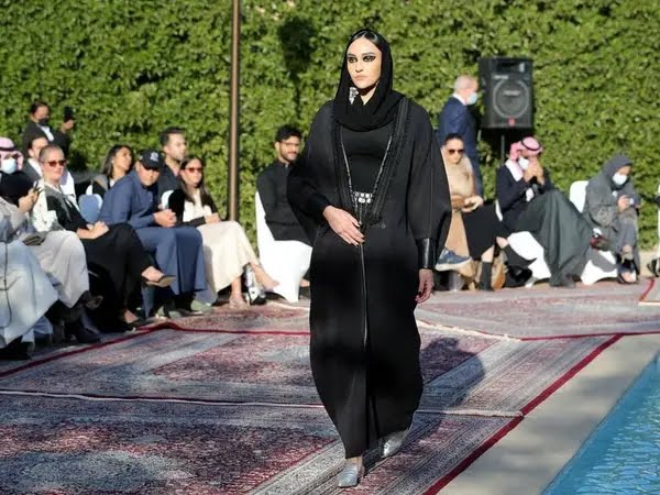 مکاتب در فرانسه ده‌ها دانش‌آموز دختر عبایه‌پوش را به خانه برگرداند