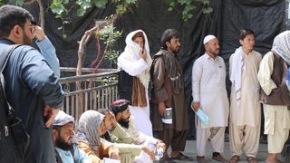 په کندهار کې طالبانو د پاسپورټ لپاره انلاین نوم لیکنې بندې کړې