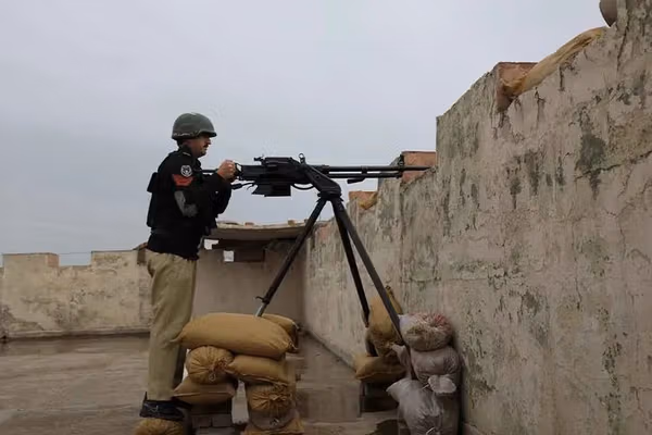 ارتش پاکستان از کشته شدن هشت شبهنظامی در مناطق مرزی با افغانستان خبر داد