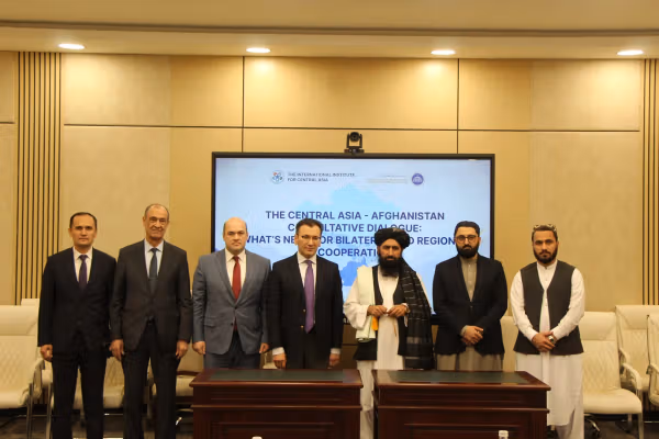 طالبانو سفیر او ازبکستاني چارواکو د سیمهییزو همکاریو په تړاو پر راتلونکو ګامونو خبرې وکړې