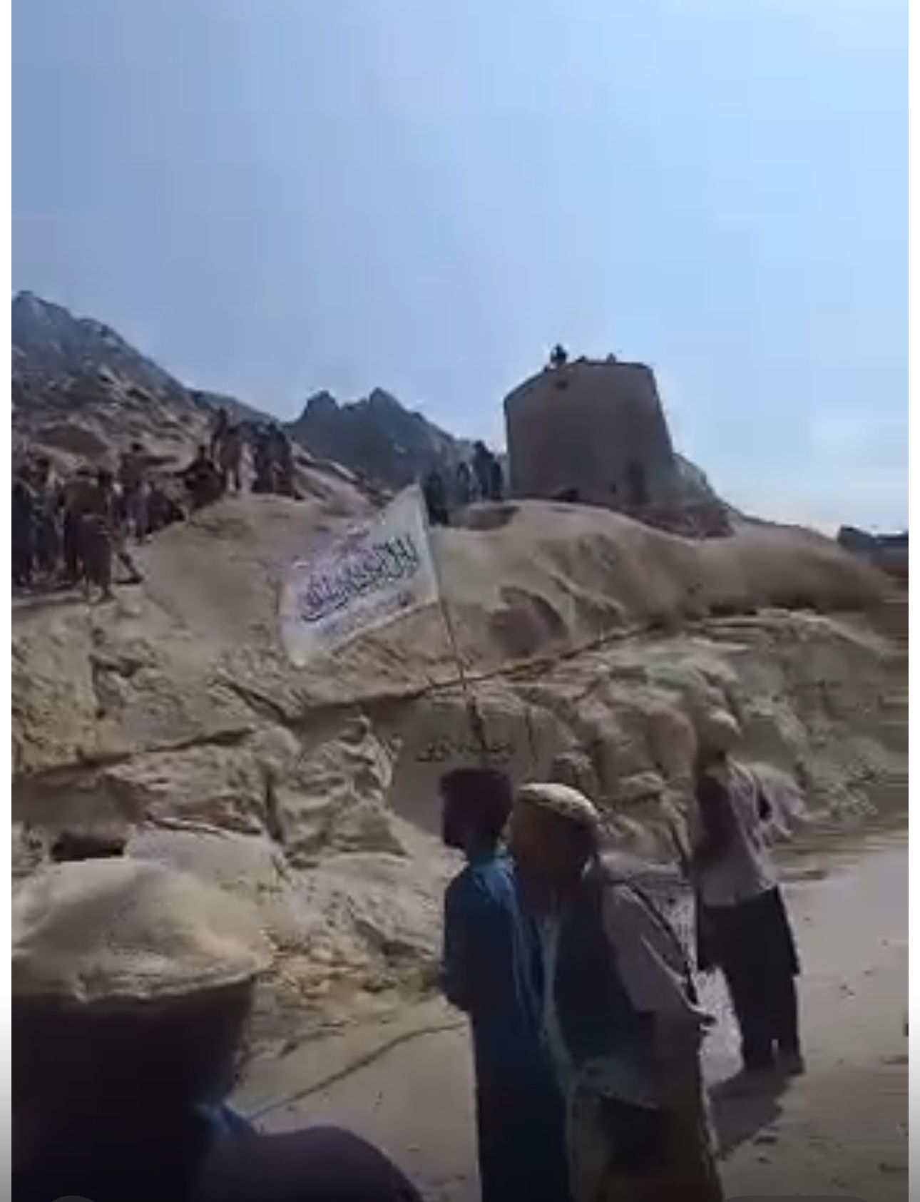 د نورستان د نورګرام اوسېدونکي وايي ګوجر یې د طالبانو د والي په مرسته ځمکې غصبوي