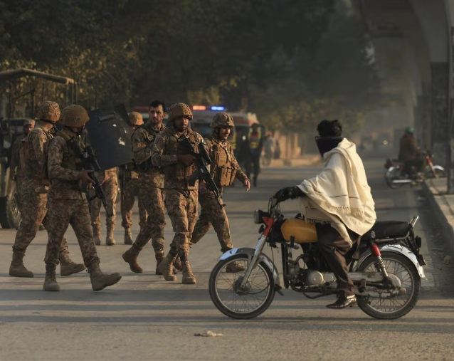 الشرطة الباكستانية: مواطنون أفغان نفذوا هجوم الانتحاري في بيشاور