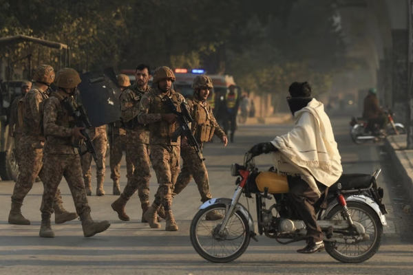 الشرطة الباكستانية: مواطنون أفغان نفذوا هجوم الانتحاري في بيشاور
