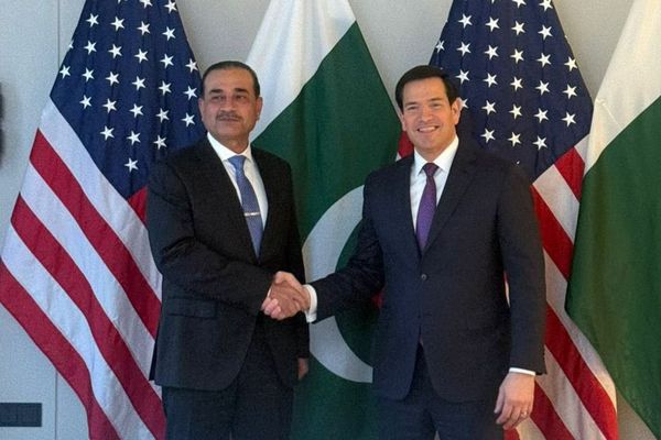 فرمانده ارتش پاکستان و وزیر خارجه امریکا درباره مبارزه با تروریسم گفتوگو کردند