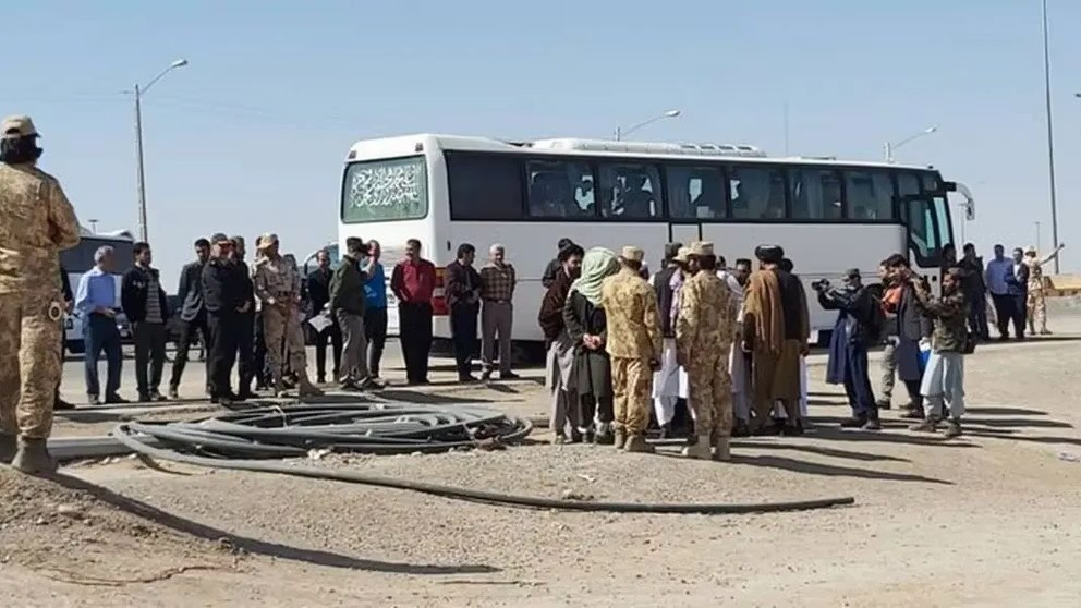 إعلام إيراني: أكثر من 200 سجين أفغاني نُقلوا من إيران إلى أفغانستان