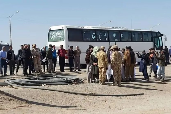 إعلام إيراني: أكثر من 200 سجين أفغاني نُقلوا من إيران إلى أفغانستان