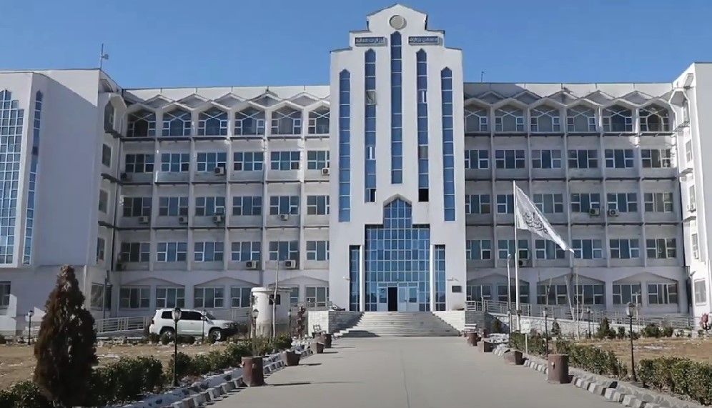 طالبان در وزارت عدلیه برای تحمیل مقررات جدید، کارمندان را به «برکناری و حبس» تهدید می‌کند